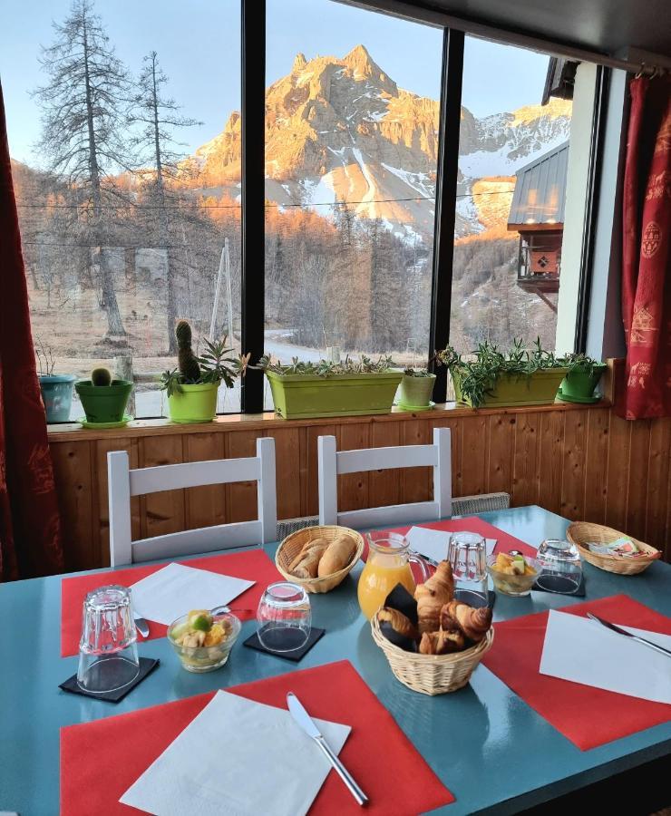 Auberge Des Aiguilles Hotell Entraunes Exteriör bild